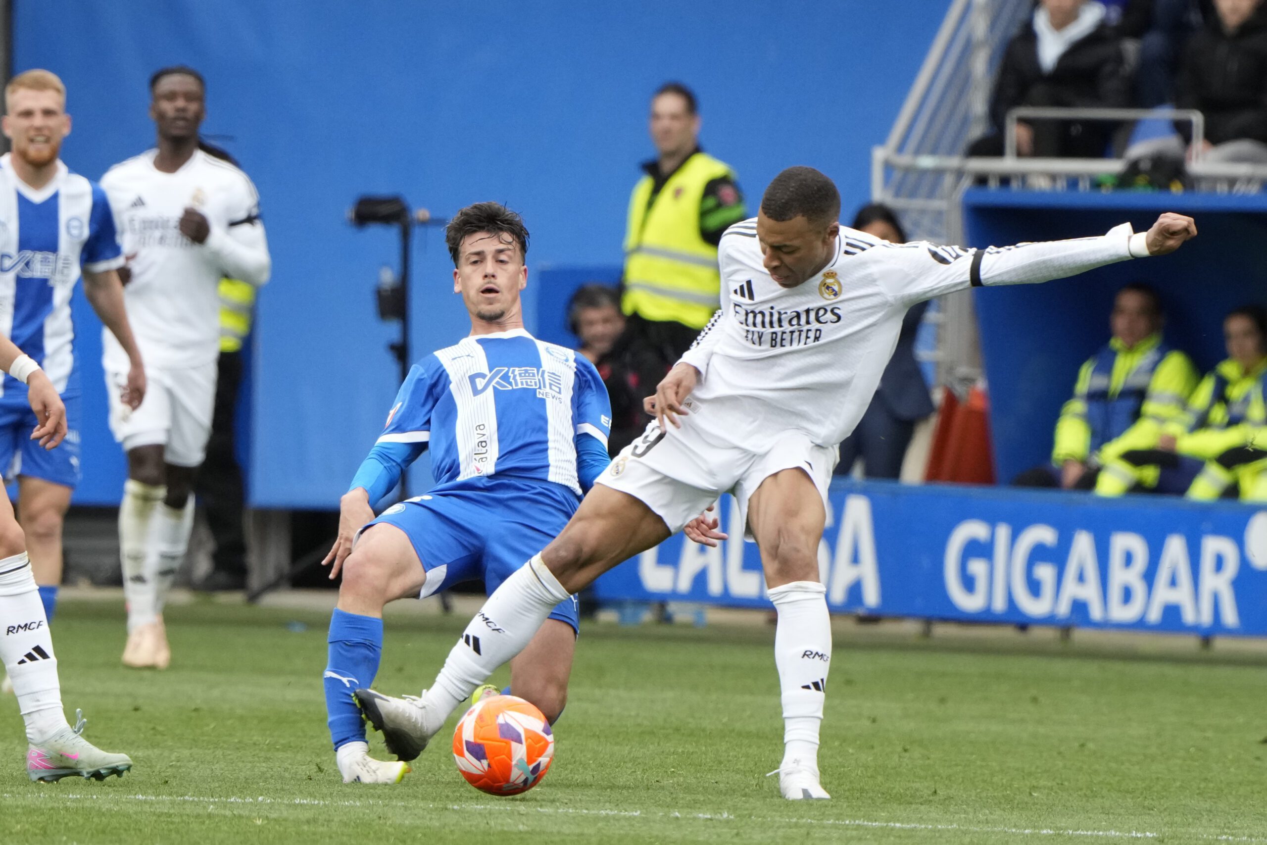 VITORIA, 13/04/2025.- El centrocampista del Alavés Antonio Blanco (i) recibe una entrada por parte del delantero francés del Real Madrid Kylian Mbappé, por la cual ha recibido tarjeta roja, este domingo, durante el partido de la jornada 31 de LaLiga EA Sports, entre el Deportivo Alavés y Real Madrid, en el estadio de Mendizorrotza de Vitoria. EFE/ Adrian Ruiz Hierro
