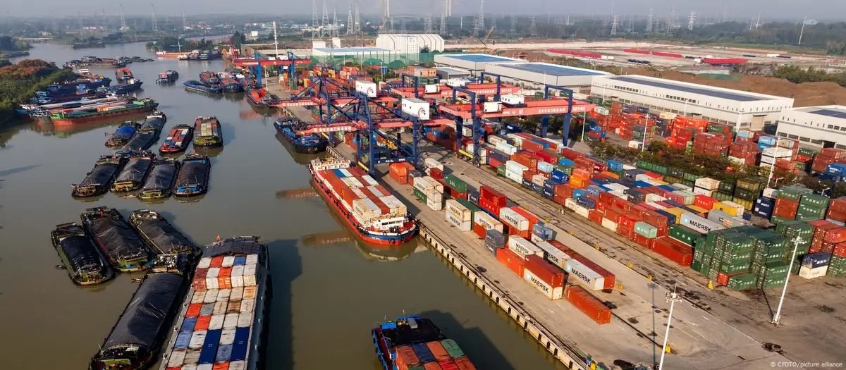 China espera que su economía crezca 5 % pese a guerra arancelaria