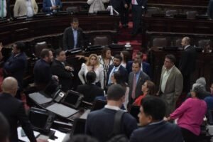 Intención de Vamos, Unionista, Todos y cía por controlar Junta Directiva y Comisiones causa caos en el Congreso