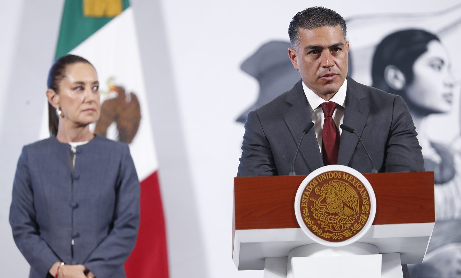 MEX655. CIUDAD DE MÉXICO (MÉXICO), 22/04/2025.- El titular de la Secretaría de Seguridad y Protección Ciudadana (SSPC) Omar García Harfuch, habla durante una rueda de prensa este martes, en el Palacio Nacional de la Ciudad de México (México). Las autoridades mexicanas abatieron a Brayan, alias 'el Cachorro', y detuvieron a Ataulfo López Flores, 'el Ratero', jefes de grupos criminales que operan en Chiapas, estado de la frontera con Guatemala, según reveló este martes el secretario de Seguridad, Omar García Harfuch. EFE/ Mario Guzmán