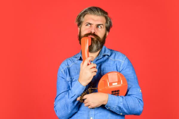 ¿Por qué decimos «aló» al contestar un teléfono?