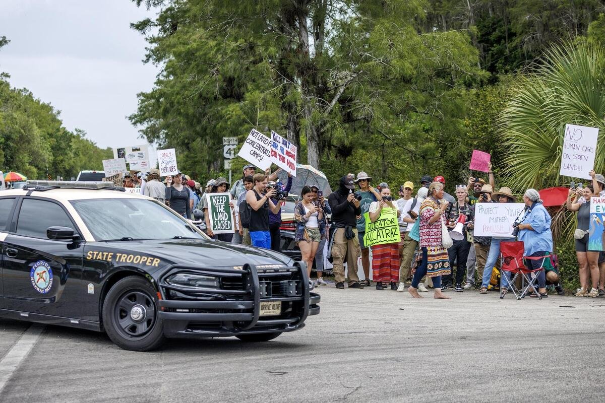 "Arresten a estos inmundos": Trump ordena la captura de migrantes que arrojen objetos contra ICE