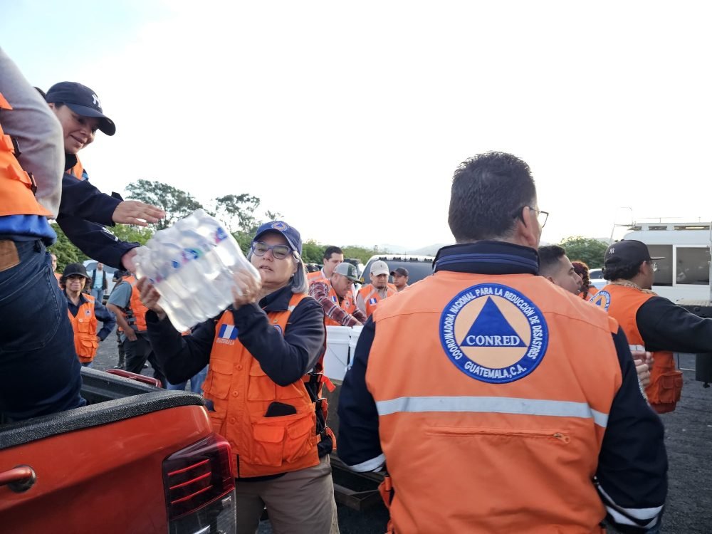 La ayuda humanitaria continúa llegando a los guatemaltecos damnificados por los sismos registrados en los últimos días. Foro La Hora: Conred.