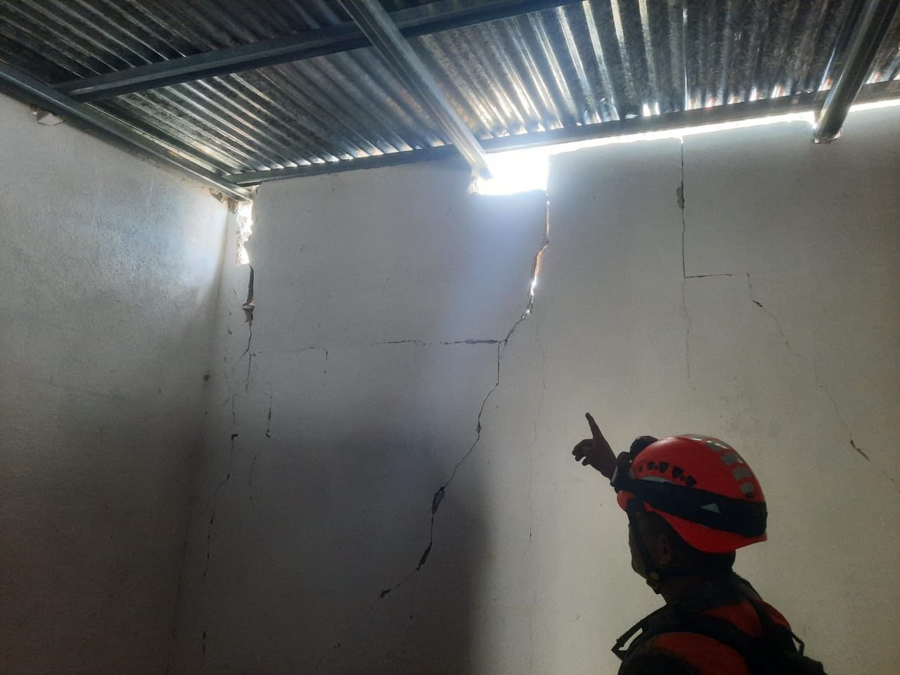 Brigada Humanitaria y de Rescate del Ejército de Guatemala evalúa daños en viviendas afectadas por los sismos en la colonia El Sacramento 1 y San Lucas, Palín, Escuintla.