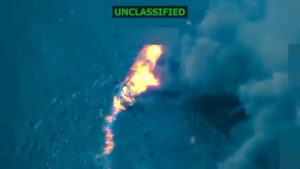 AME904. WASHINGTON (ESTADOS UNIDOS), 19/09/2025.- Captura de video tomado de la red social Truth Social de la cuenta @realDonaldTrump del presidente de Estados Unidos, Donald Trump, que muestra una embarcación en llamas luego de ser atacada en el mar Caribe. Trump informó este viernes que el Ejército realizó un nuevo ataque cinético "letal" contra un "barco afiliado a una organización terrorista" y confirmó la muerte de tres presuntos narcotraficantes. (Foto Prensa Libre: EFE/ @realdonaldtrump)