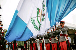 Libre al viento la hermosa bandera en Ciudad Cayalá