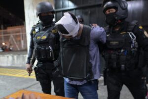 Presuntos sicarios capturados en el operativo del barrio El Gallito fueron trasladados a Torre de Tribunales