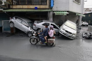 FOTODELDÍA Hualien (Taiwán), 24/09/2025. Motociclistas pasan junto a vehículos dañados en una calle inundada tras el paso del supertifón Ragasa en el municipio de Guangfu, condado de Hualien, Taiwán, este miércoles. Al menos 14 personas murieron, 32 resultaron heridas y más de 150 se encuentran desaparecidas en el condado oriental después de que un lago barrera en las montañas se desbordara e inundara el municipio durante el tifón, según el Ministerio de Salud y Bienestar.EFE/ Ritchie B. Tongo