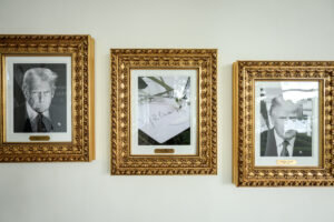 Fotografía tomada de la cuenta oficial de la Casa Blanca que muestra un bolígrafo automático en el lugar de la foto de Joe Biden en la galería de fotos presidenciales. Foto La Hora: EFE