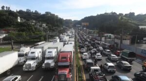 Tránsito vehículos y camiones en ruta al pacífico carreteras