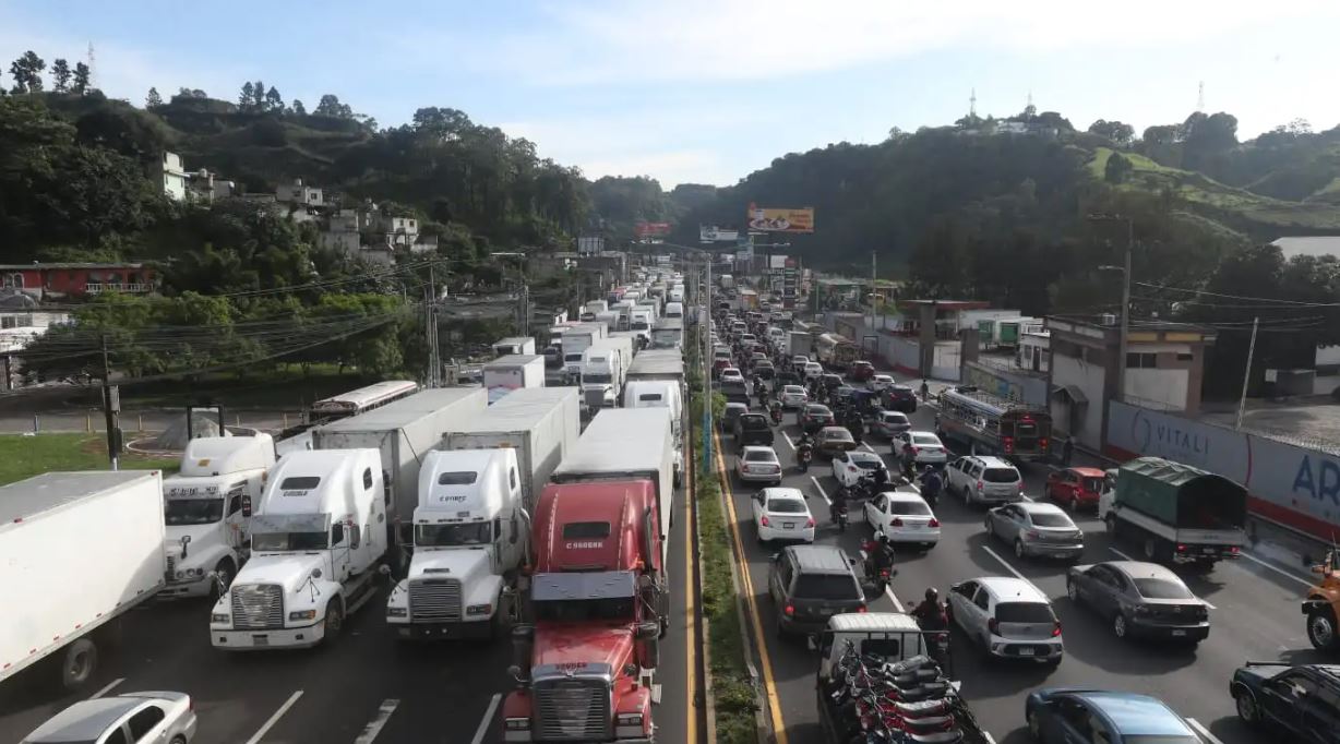 Tránsito vehículos y camiones en ruta al pacífico carreteras