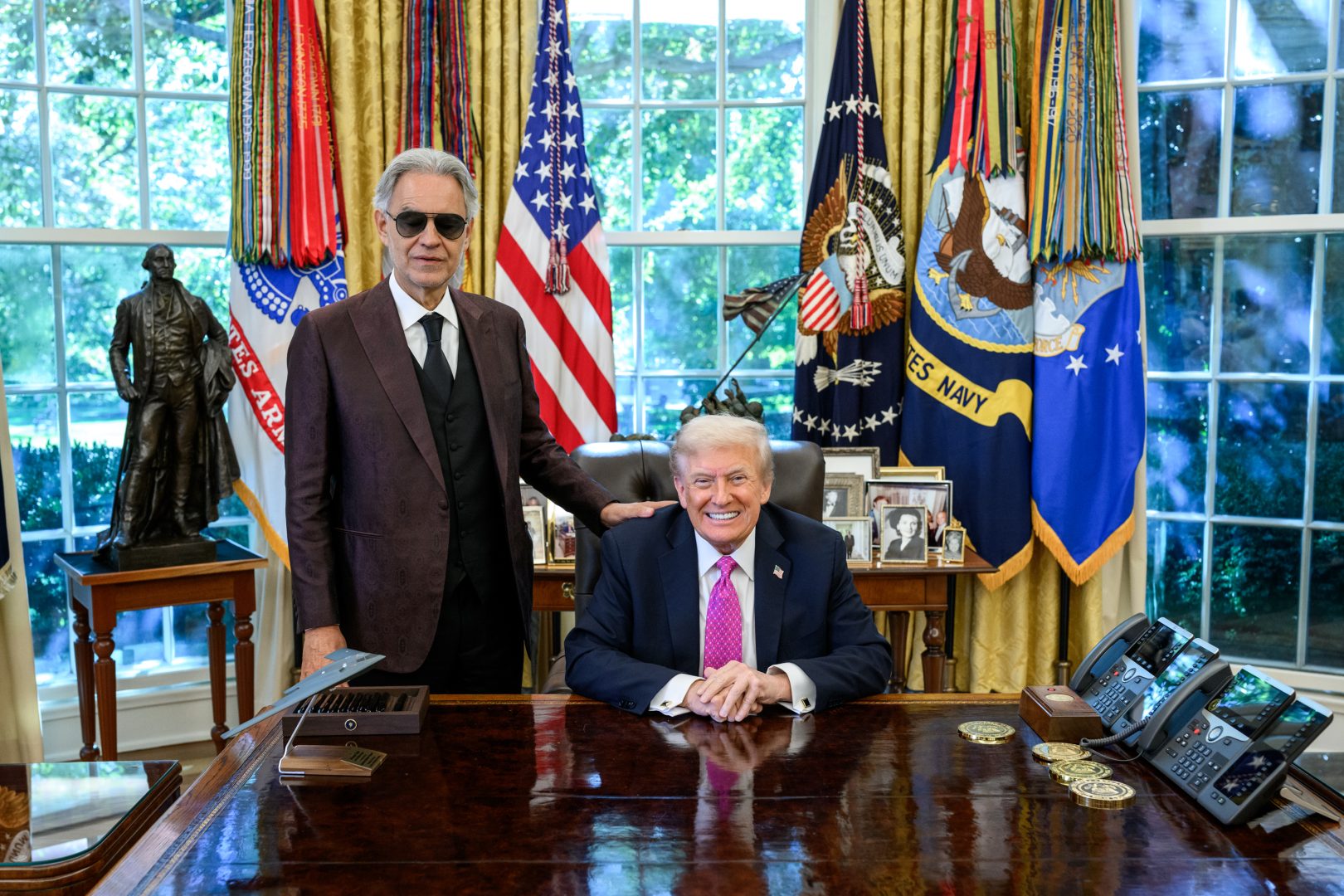Andrea Bocelli visitó la Casa Blanca y le cantó a Donald Trump en la Oficina Oval