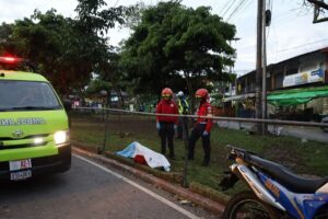 Un accidente y dos personas fallecidas complicaron el tránsito vehicular en las salidas sur y norte de la capital. Foto La Hora: Bomberos Municipales