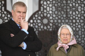 El príncipe Andrés y la reina Isabel II, en mayo de 2017. (Foto Prensa Libre:EFE)