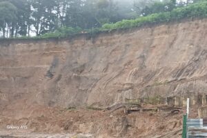 En sexto día de trabajos en deslave del km 24 de CAES, suspenden operaciones por clima.