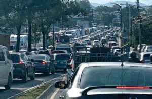 Usuarios reportan alta carga vehicular en varias zonas de la capital