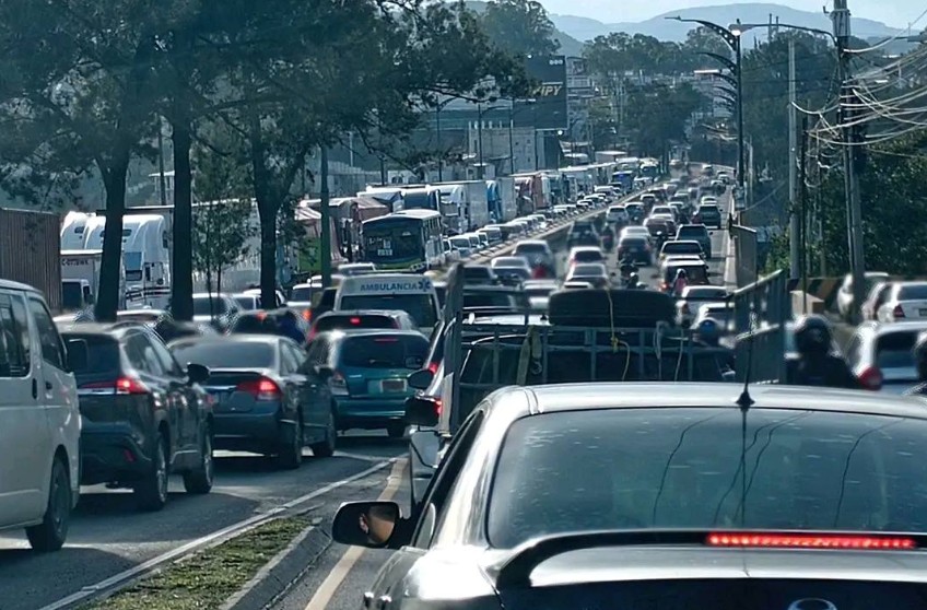 Usuarios reportan alta carga vehicular en varias zonas de la capital