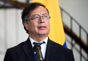 Petro informa que llegó a Colombia el sobreviviente del submarino hundido en el Caribe