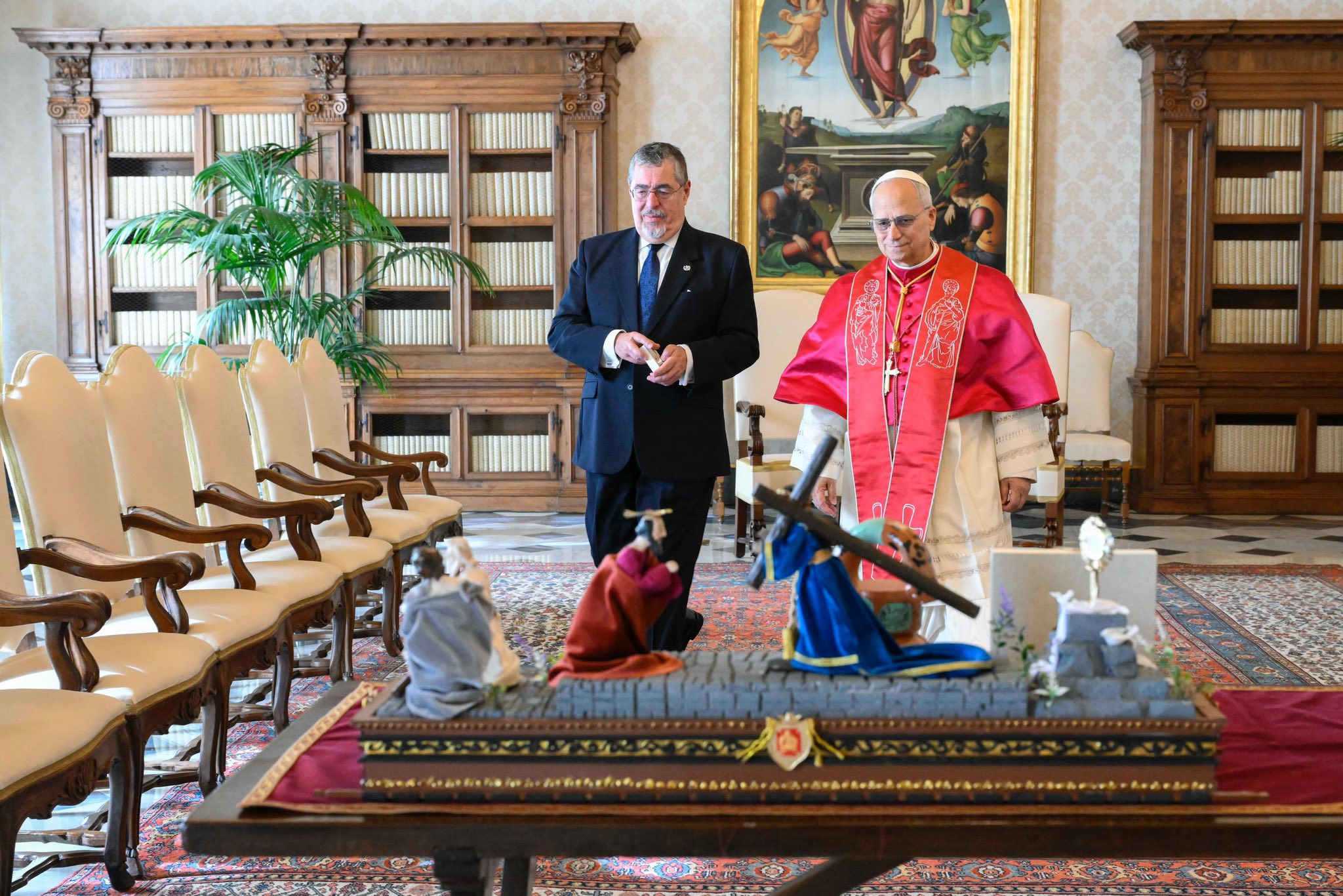 Presidente Arévalo se reúne con el papa León XIV y lo invita a visitar Guatemala