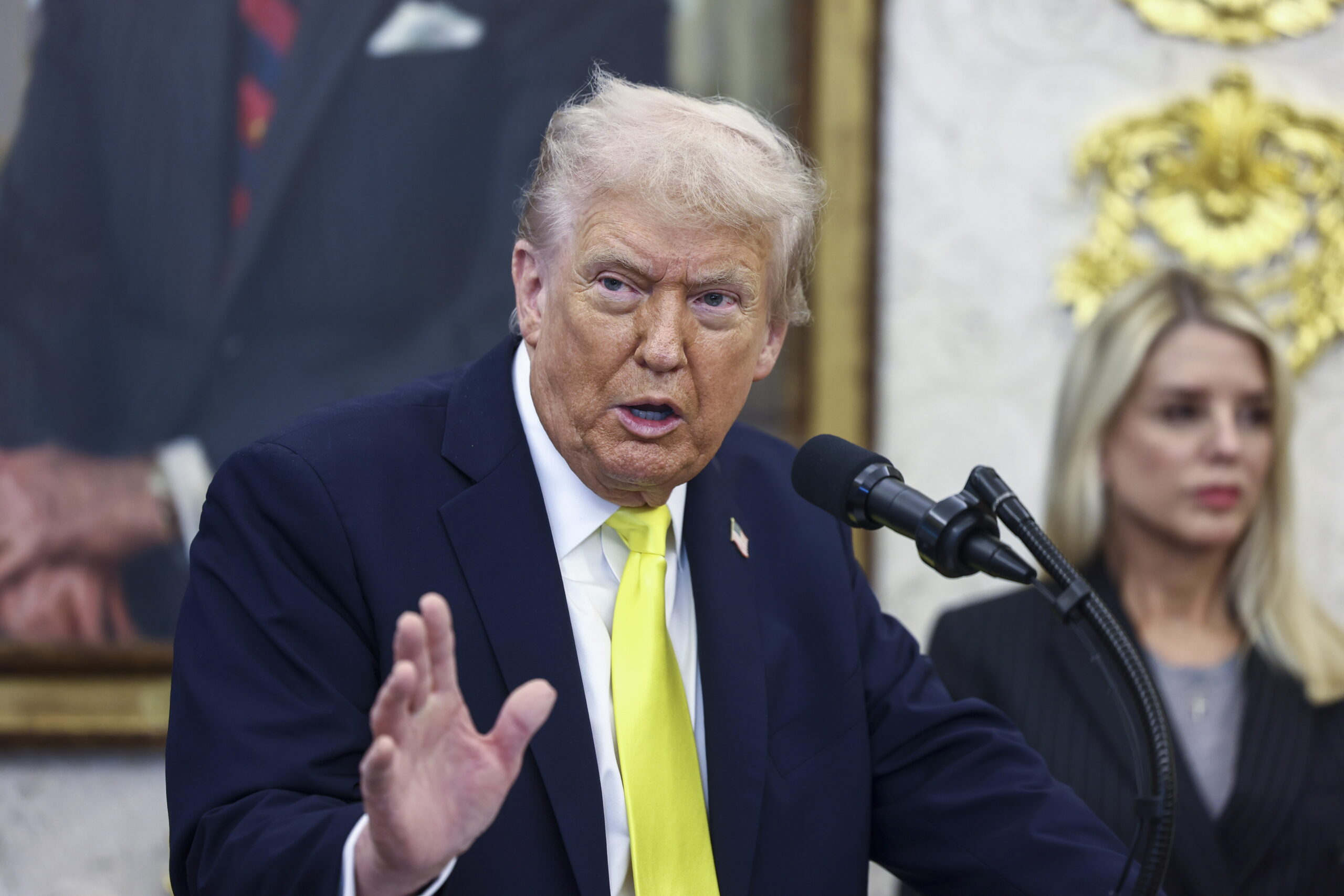 Donald Trump responde a periodistas en la Casa Blanca