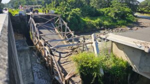 Colapsó uno de los puentes gemelos de Mocá, en el kilómetro 131.5 de la ruta CA-2 Occidente,
