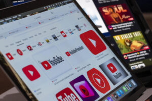 Fotografía de archivo de dispositivos con imágenes de YouTube. Foto La Hora: EFE