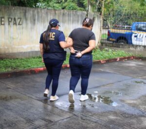 13 personas han sido capturadas por su presunta participación en una estructura criminal. Foto La Hora: PNC