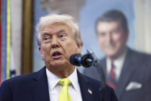 Trump dice que analiza emprender ataques en territorio venezolano.