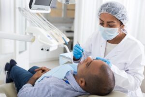 Turismo de salud odontología odontóloga atendiendo a un paciente foto SS