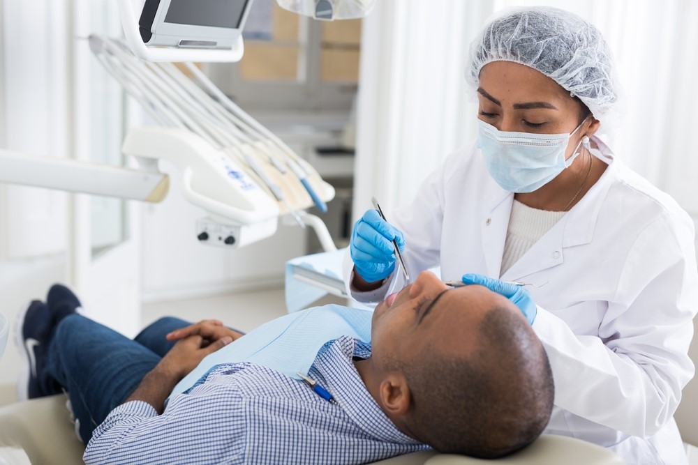Turismo de salud odontología odontóloga atendiendo a un paciente foto SS