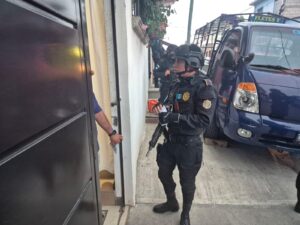 Video: Tras la fuga en Fraijanes II, PNC busca a los reos con volantes de casa en casa