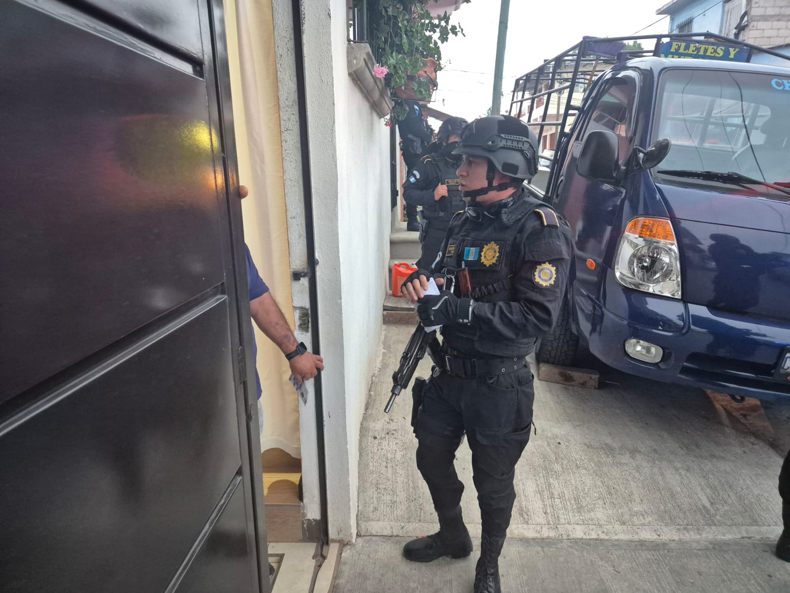 Video: Tras la fuga en Fraijanes II, PNC busca a los reos con volantes de casa en casa
