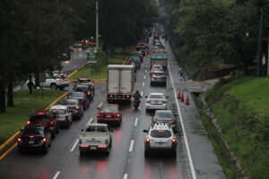 Vehículos detenidos en la ruta Interamericana, con congestión cerca del área donde se instalará el carril reversible hacia occidente.