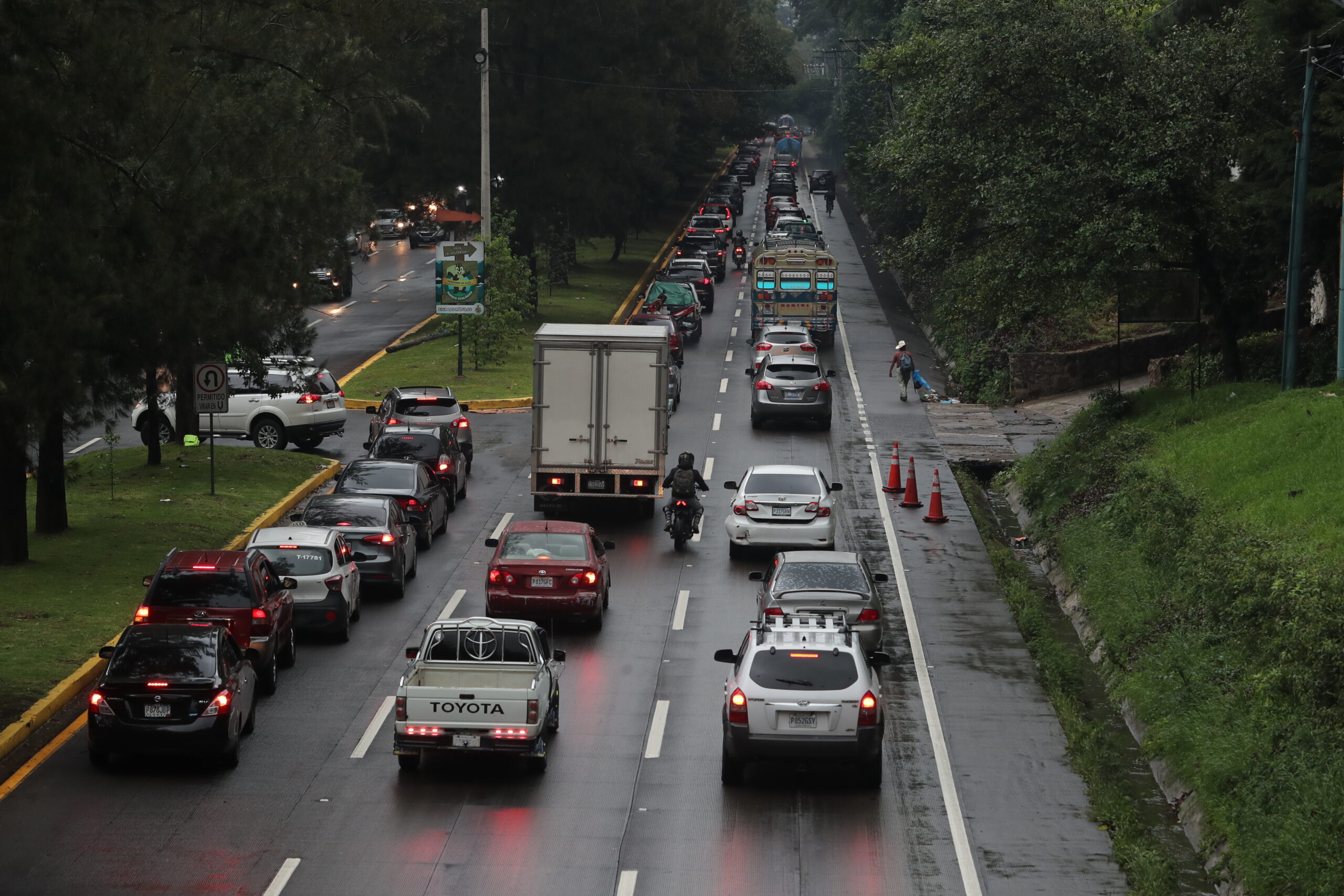 Vehículos detenidos en la ruta Interamericana, con congestión cerca del área donde se instalará el carril reversible hacia occidente.