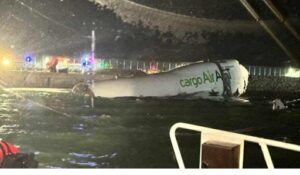 avión de carga cayó al mar tras salirse de pista