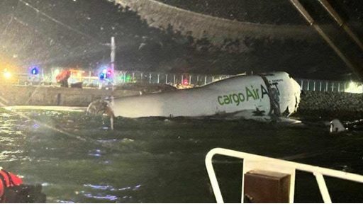 avión de carga cayó al mar tras salirse de pista