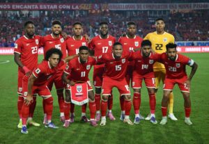 Los jugadores titulares de la selección de Panamá posan para la foto en el estadio Romer Fernández, de la ciudad de Panamá, momentos antes de enfrentar a su similar de Guatemala, en partido eliminatorio rumbo al Mundial Fifa 2026. (Foto Prensa Libre: AFP).