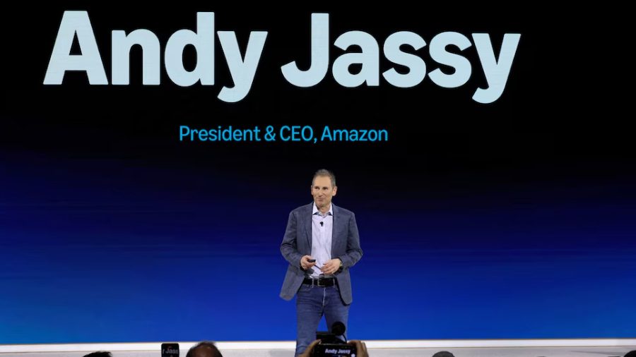 Amazon atribuyó los despidos masivos a cambios internos y no a la inteligencia artificial ni a dificultades financieras, según su CEO