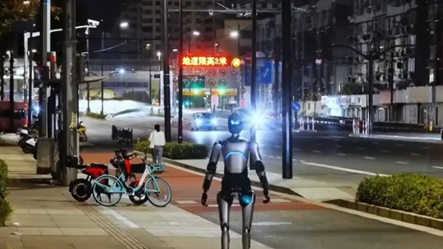 Humanoide chino entra al Guinness tras caminar tres días