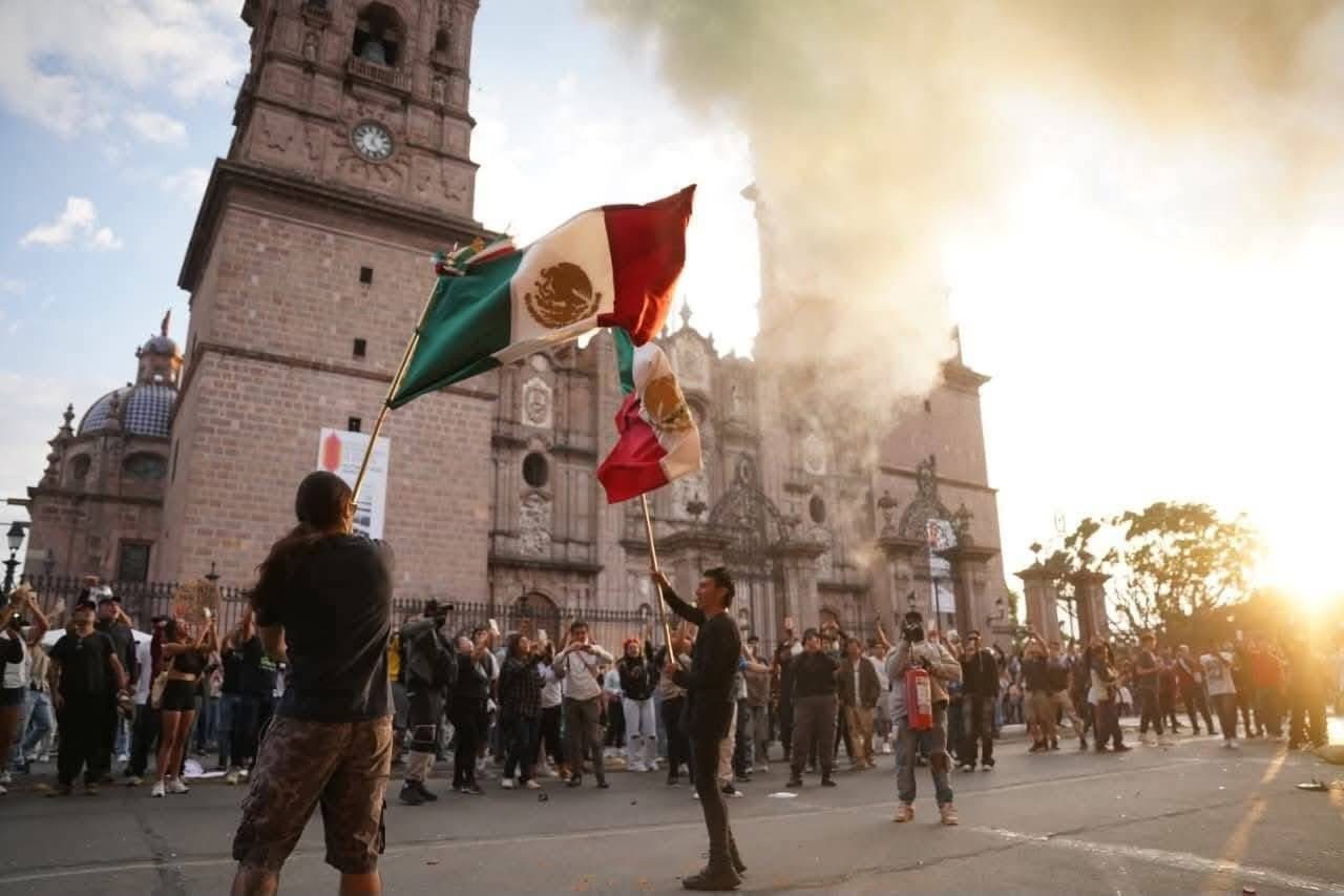 Manifestantes toman el Palacio de Gobierno en Morelia y causan destrozos