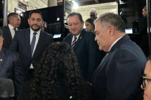 Diputados oficialistas califican de "usurpador" y "corrupto" a Walter Mazariegos tras su llegada al Congreso