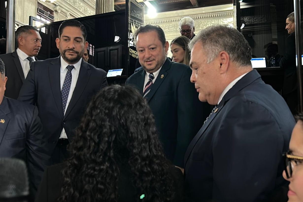 Diputados oficialistas califican de "usurpador" y "corrupto" a Walter Mazariegos tras su llegada al Congreso