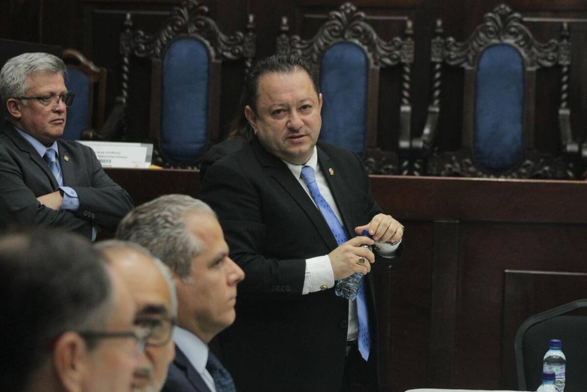 El CSU que continúa sin ser renovado modificó uno de sus reglamentos sobre docencia con el cual podrían beneficiar al rector Walter Mazariegos. Foto La Hora: Daniel Ramírez