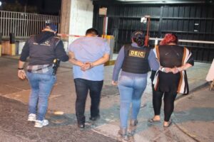 La PNC sorprende a presuntos secuestradores cuando llevaban a una mujer en un taxi en la zona 11 capitalina. Foto: PNC