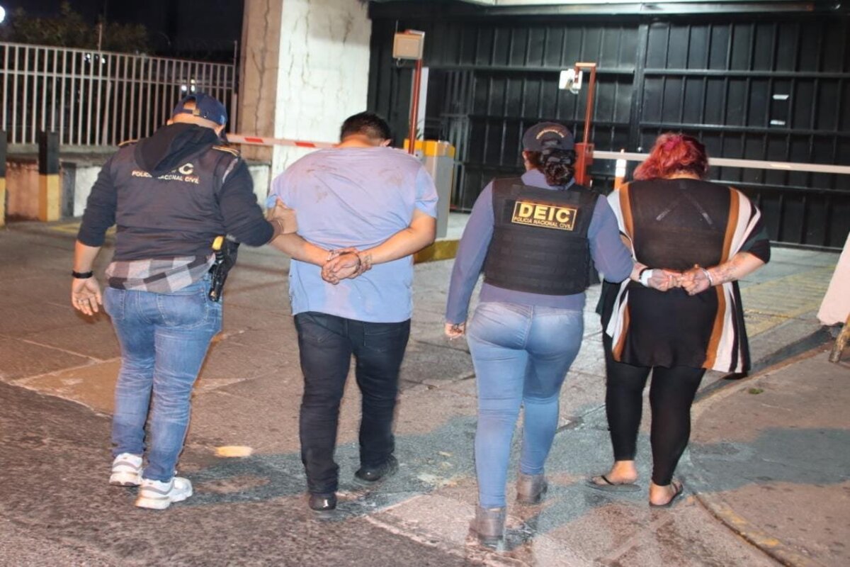 La PNC sorprende a presuntos secuestradores cuando llevaban a una mujer en un taxi en la zona 11 capitalina. Foto: PNC