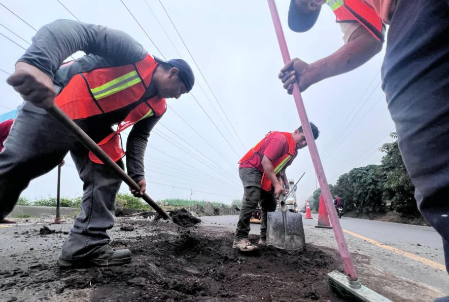 personal trabajando en obras de infraestructura vial