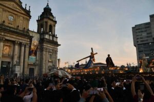 Feligreses esperan el paso de la procesión con Jesús Nazareno en la Catedral Metropolitana. Foto: Sergio Osegueda