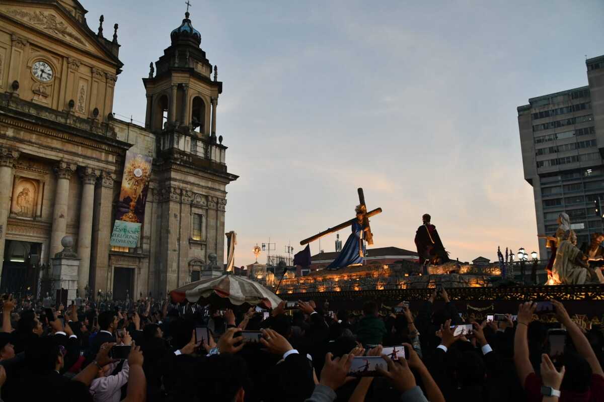 Feligreses esperan el paso de la procesión con Jesús Nazareno en la Catedral Metropolitana. Foto: Sergio Osegueda