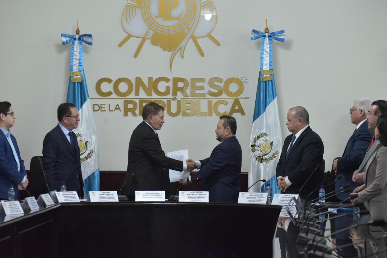 La Postuladora del TSE entregó la nómina de candidatos al Congreso. Foto La Hora: José Orozco