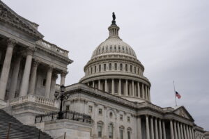 La deuda pública de EE.UU. experimentarán un aumento sostenido en la próxima década, de acuerdo a la Oficina Presupuestaria del Congreso.